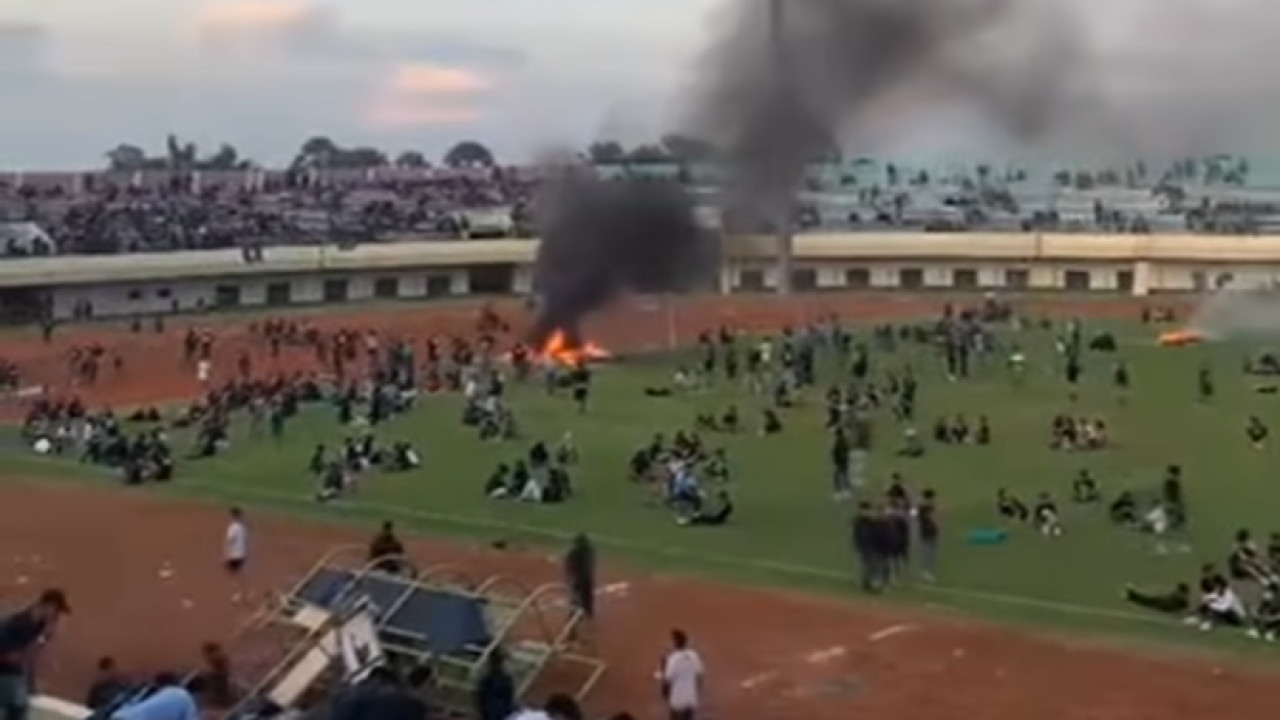Laga Persela Lamongan Vs Persijap di Tuban Dihentikan, Suporter Bakar Gawang