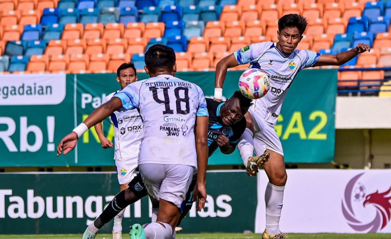 Straiker Persela Lamongan, Ezechiel Ndouasel saat berhadapan dengan pemain belakang PSKC Cimahi. (Foto : IG akun Persela FC for jatimnow.com)