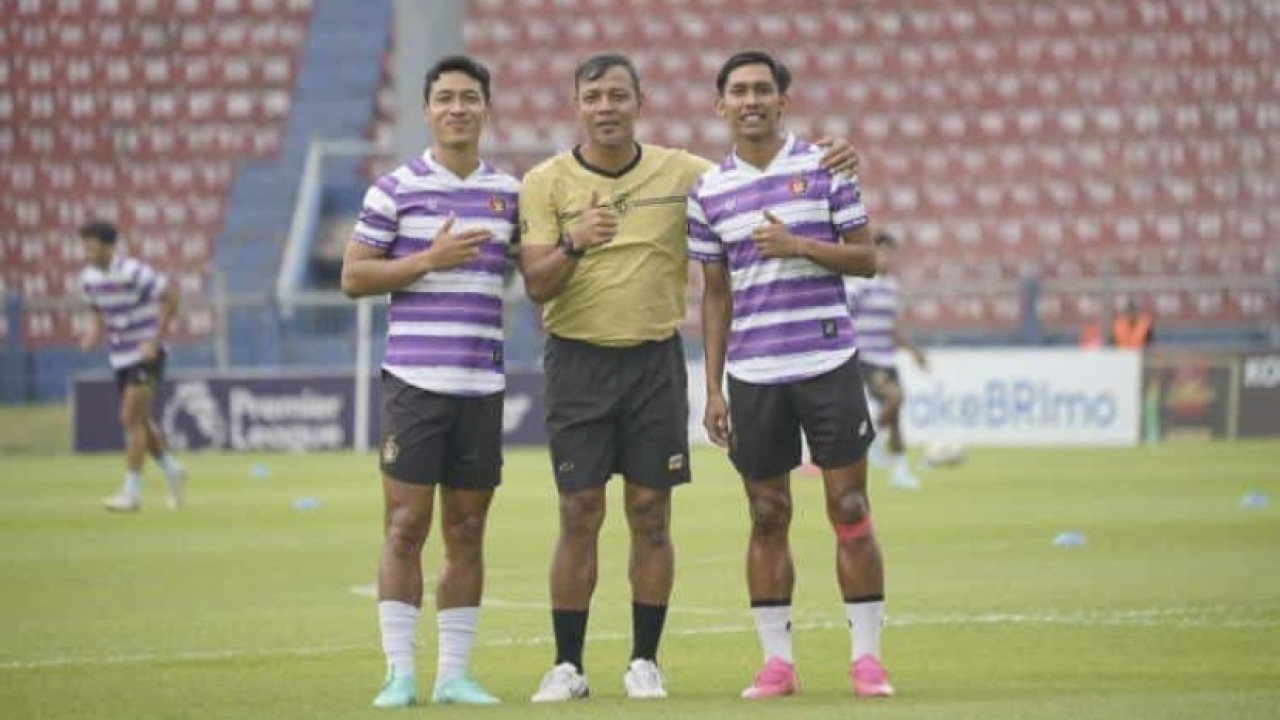 Adi Eko (kiri) bersama Bejo Sugiantoro saat melatih Persik Kediri. (Foto: Adi Eko for jatimnow.com).