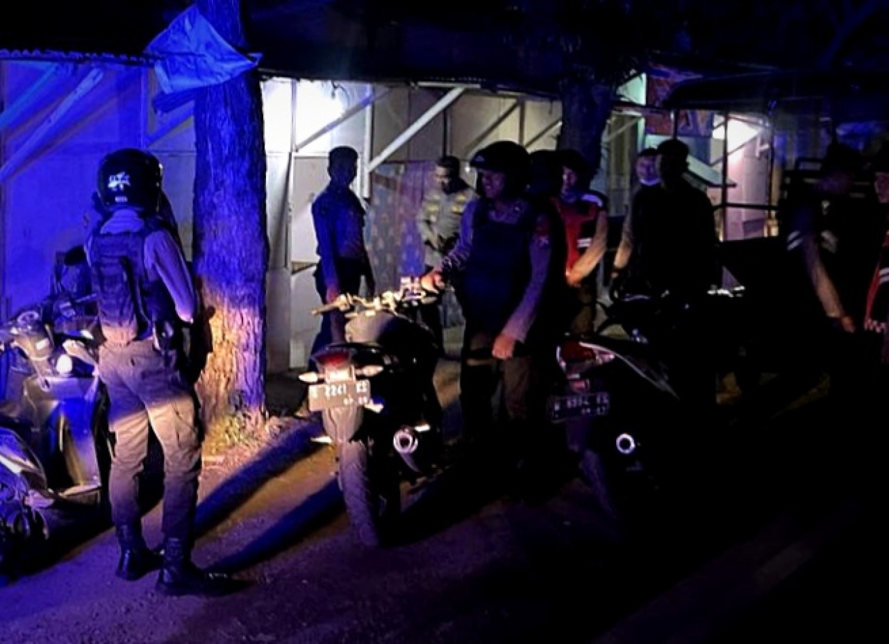 Petugas dari Unit Turjawali Sat Samapta Polres Gresik saat melakukan razia miras dan prostitusi di Kecamatan Duduksampeyan, Kabupaten Gresik. (Foto: Humas Polres Gresik)
