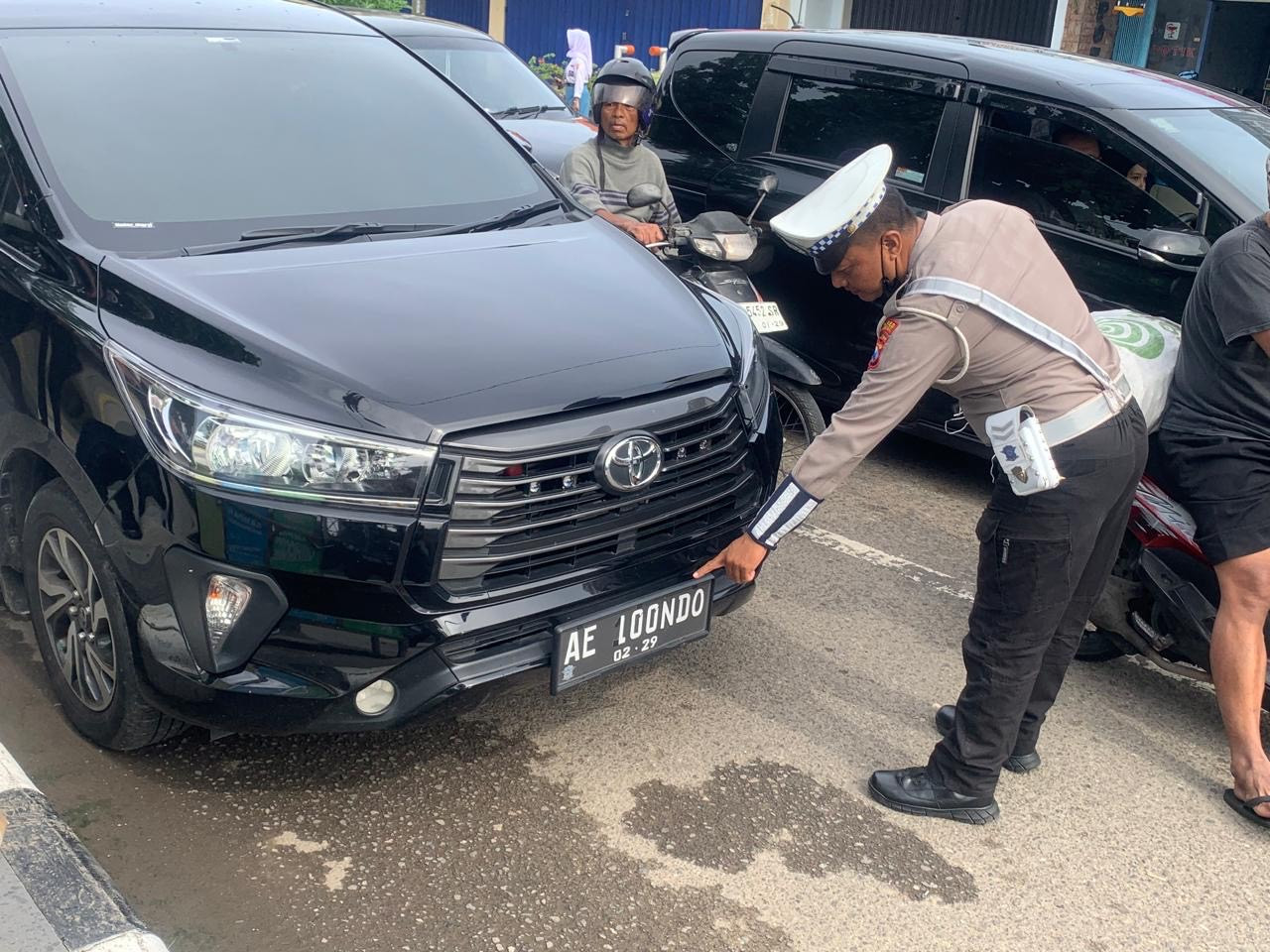 Satlantas Polres Ponorogo tilang mobil Mobil dengan plat nomor modifikasi dalam. (Foto: Satlantas Polres Ponorogo/jatimnow.com)