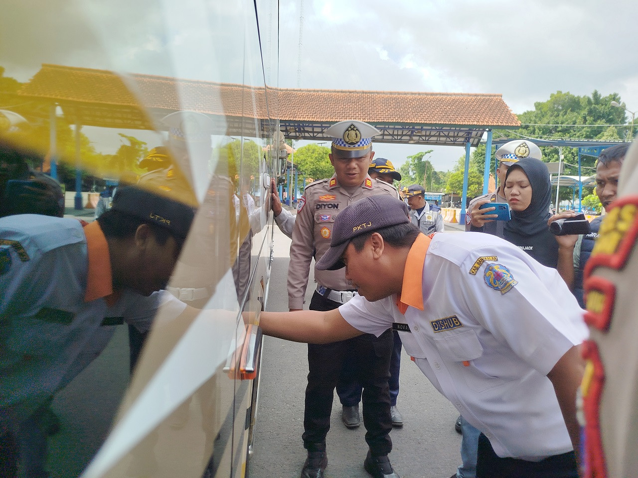 Polda Jatim Gelar Ram Check Kendaraan di Terminal Bangkalan, Ini Tujuannya