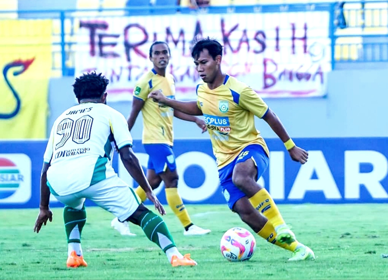 Pertandingan Gresik United vs Persewar Waropen di Stadion Gelora Joko Samudro Gresik, Minggu (16/2/2025). (Foto: Gresik United Official)