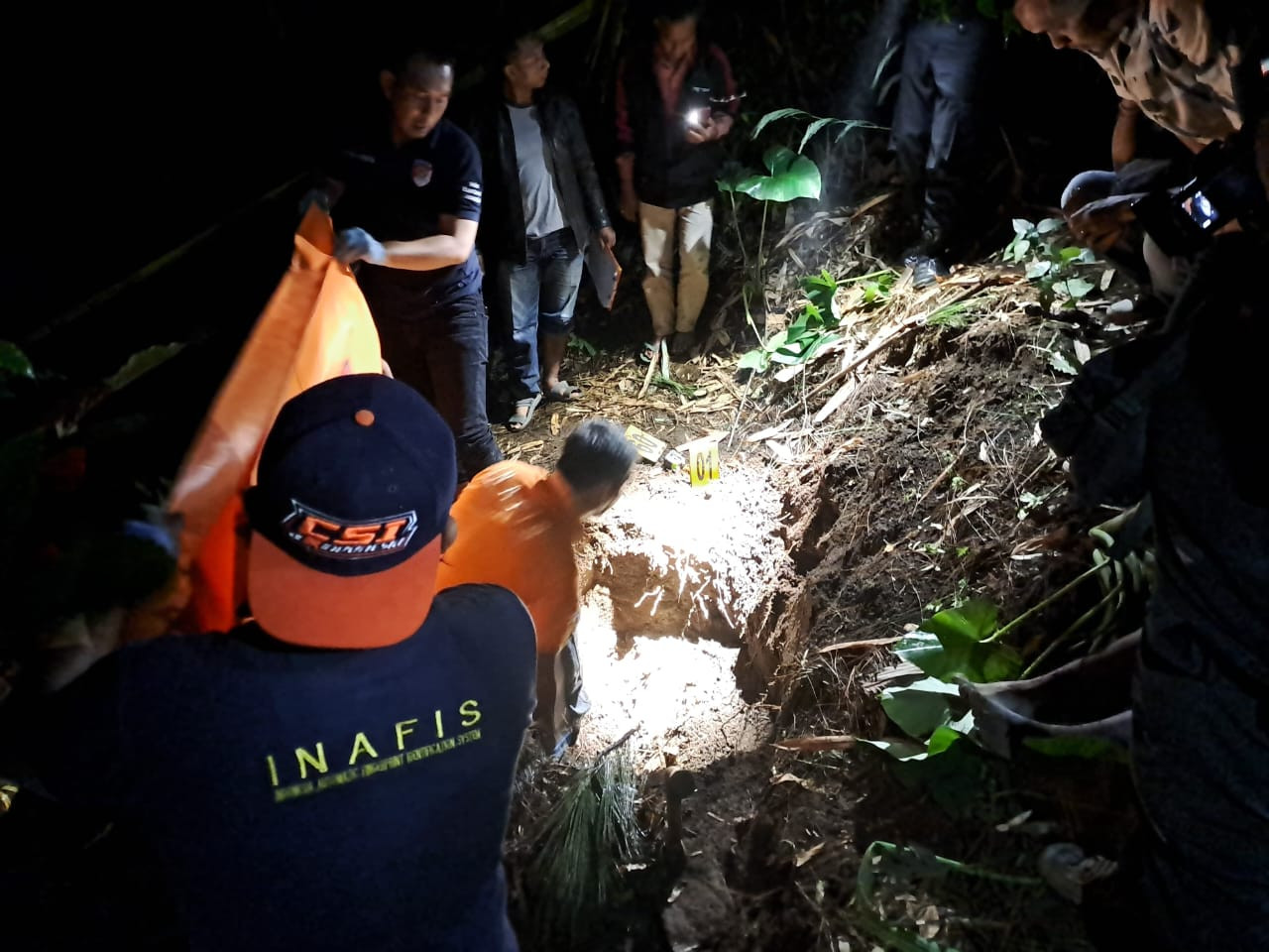 Polisi saat melakukan kuburan FA di kebun kopi Silo (Foto: Sugeng for jatimnow.com)
