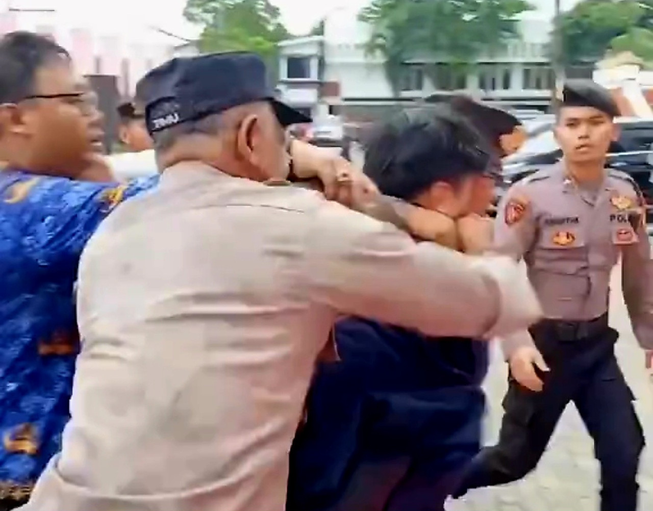 Polisi saat pukul mahasiswa (tangkapan layar video viral)