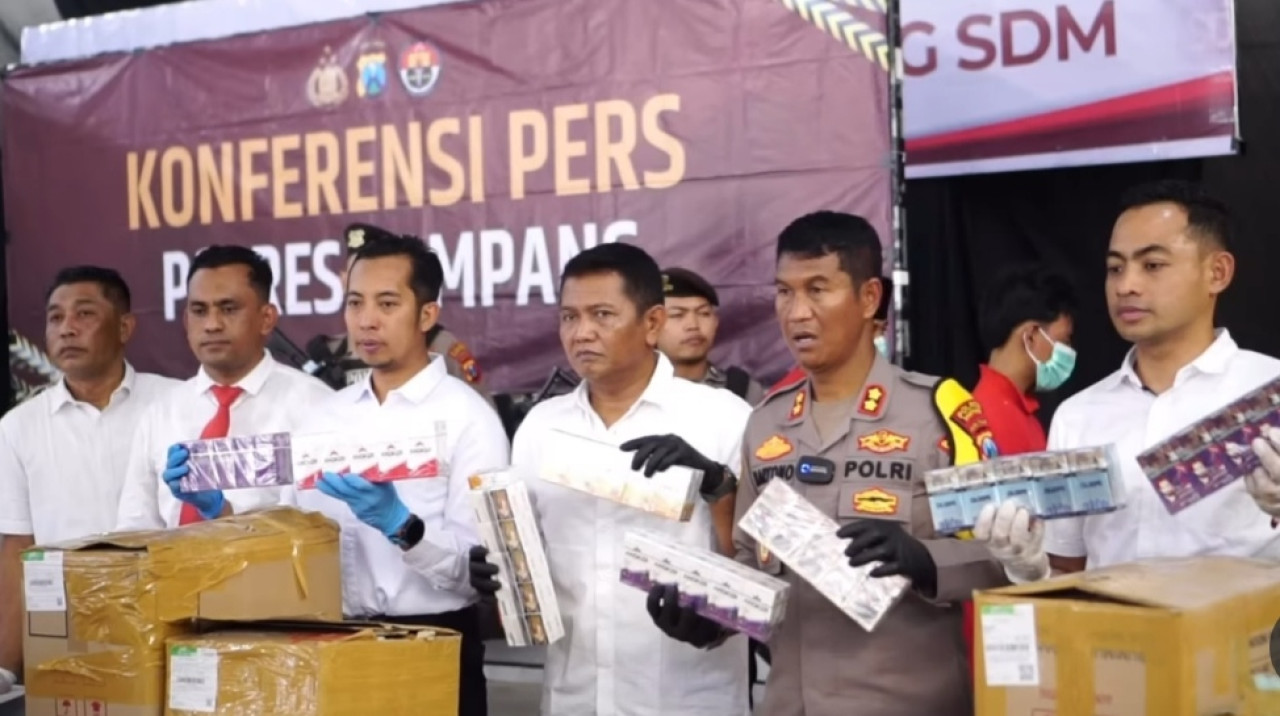 Polres Sampang dalam siaran pers kasus penyelundupan rokok ilegal. (Foto: Fathor Rahman/jatimnow.com)