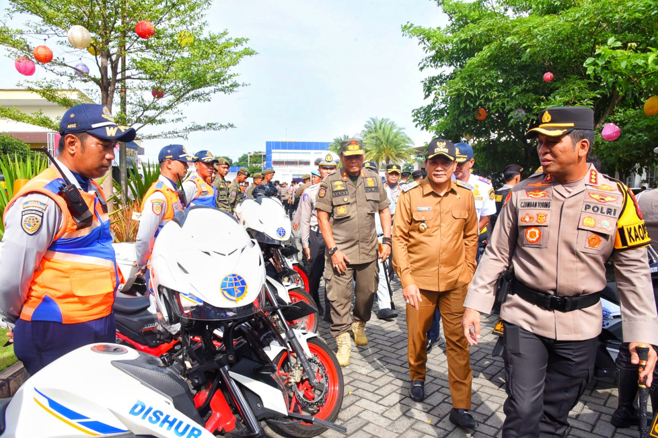 Kapolresta Sidoarjo, Kombes Pol Christian Tobing saat apel Operasi Keselamatan Semeru 2025 yang digelar di halaman Polresta Sidoarjo. (Foto: Ahaddiini HM/jatimnow.com)