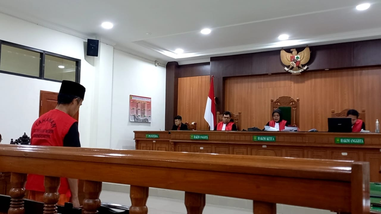 Terdakwa saat mengikuti sidang putusan di PN Trenggalek. (Foto: Bramanta Pamungkas/jatimnow.com)
