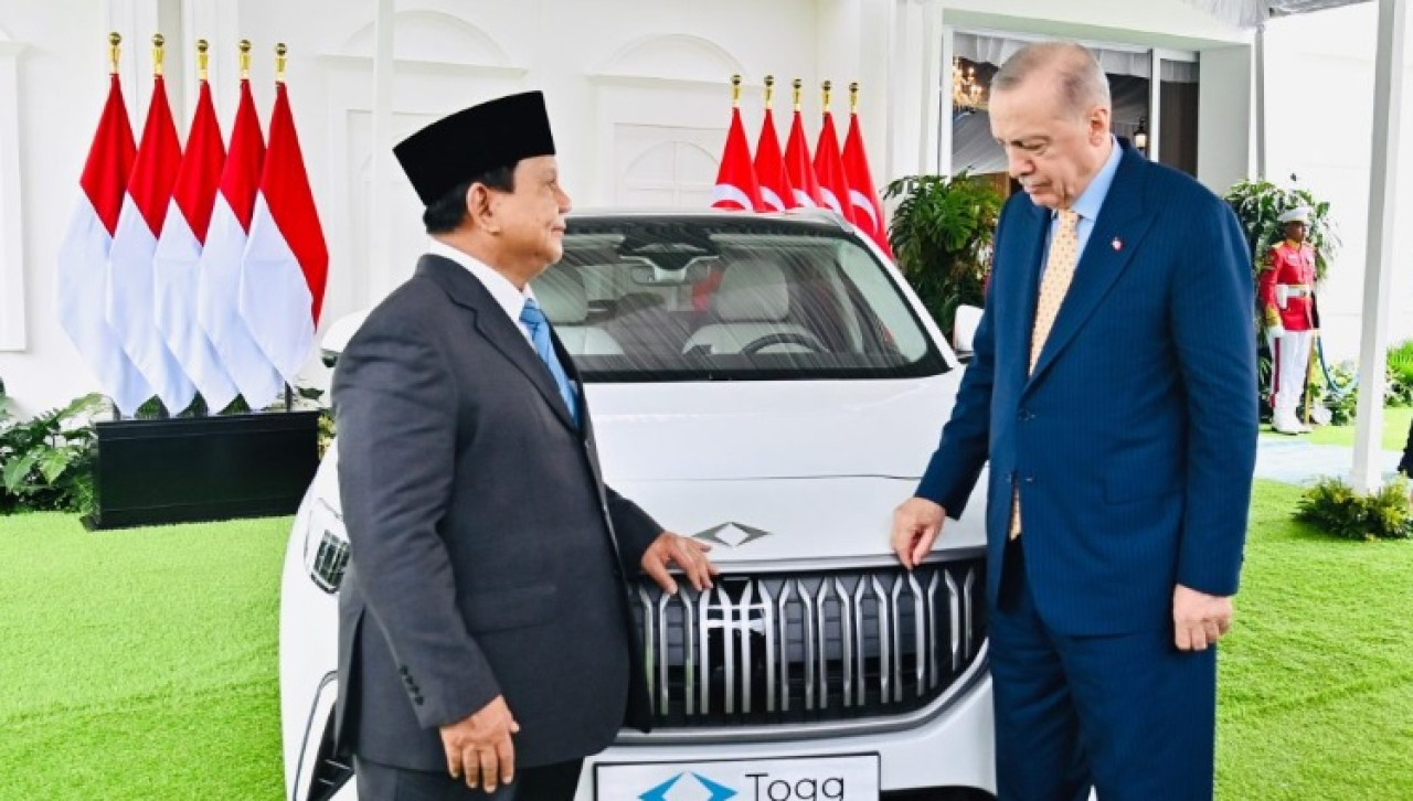 Presiden Turki Recep Tayyip Erdogan secara simbolis memberikan kendaraan listrik Togg T10X kepada Presiden Republik Indonesia Prabowo Subianto. (Foto: BPMI Setpres/Laily Rachev)