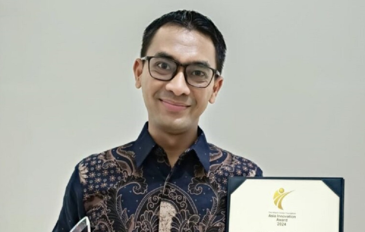 Prof Dr rer pol Heri Kuswanto MSi dengan penghargaan Encouragement Award dari Hitachi Global Foundation Asia Innovation Award 2024. (Foto: Humas ITS)
