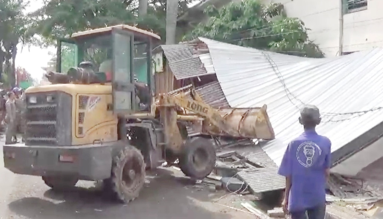 Warung Sekitar Stadion Gelora Bangkalan Dibongkar, Pemilik: Gak Adil!