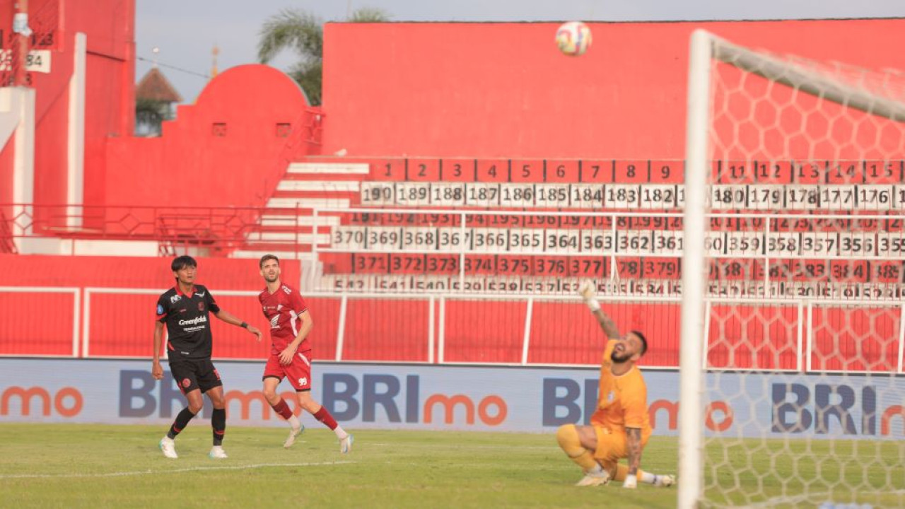 PSM Makassar Keluhkan Lapangan Stadion Soepriadi Blitar Kandang Arema FC