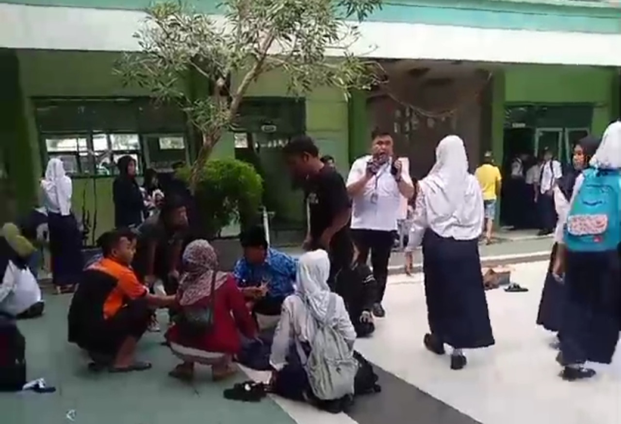 Puluhan murid SMPN 2 Jember alami kesurupan. (Foto: Sugianto/jatimnow.com)