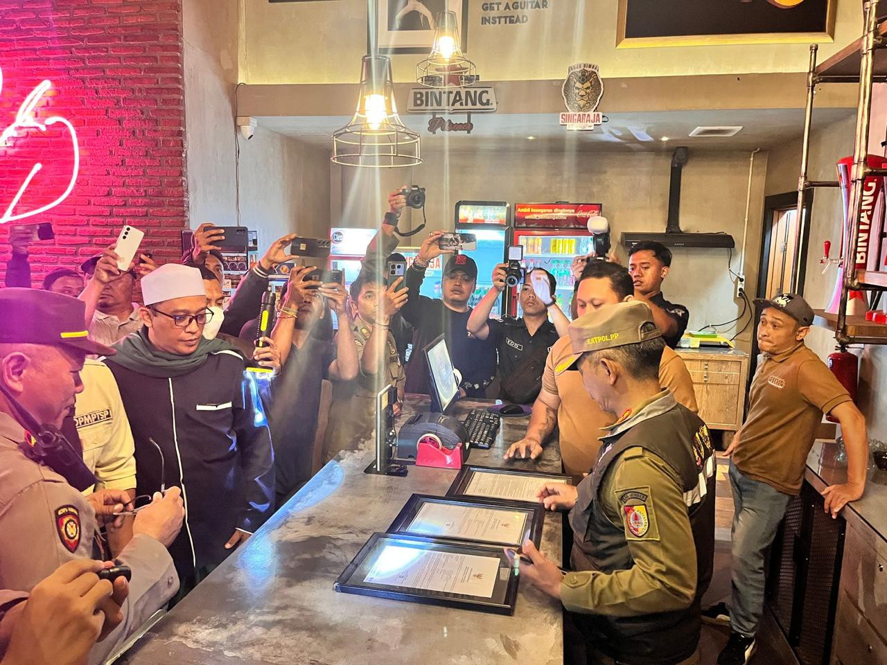 Petugas gabungan merazia tempat karaoke TNT (Foto: Satpol PP Jember for jatimnow.com)