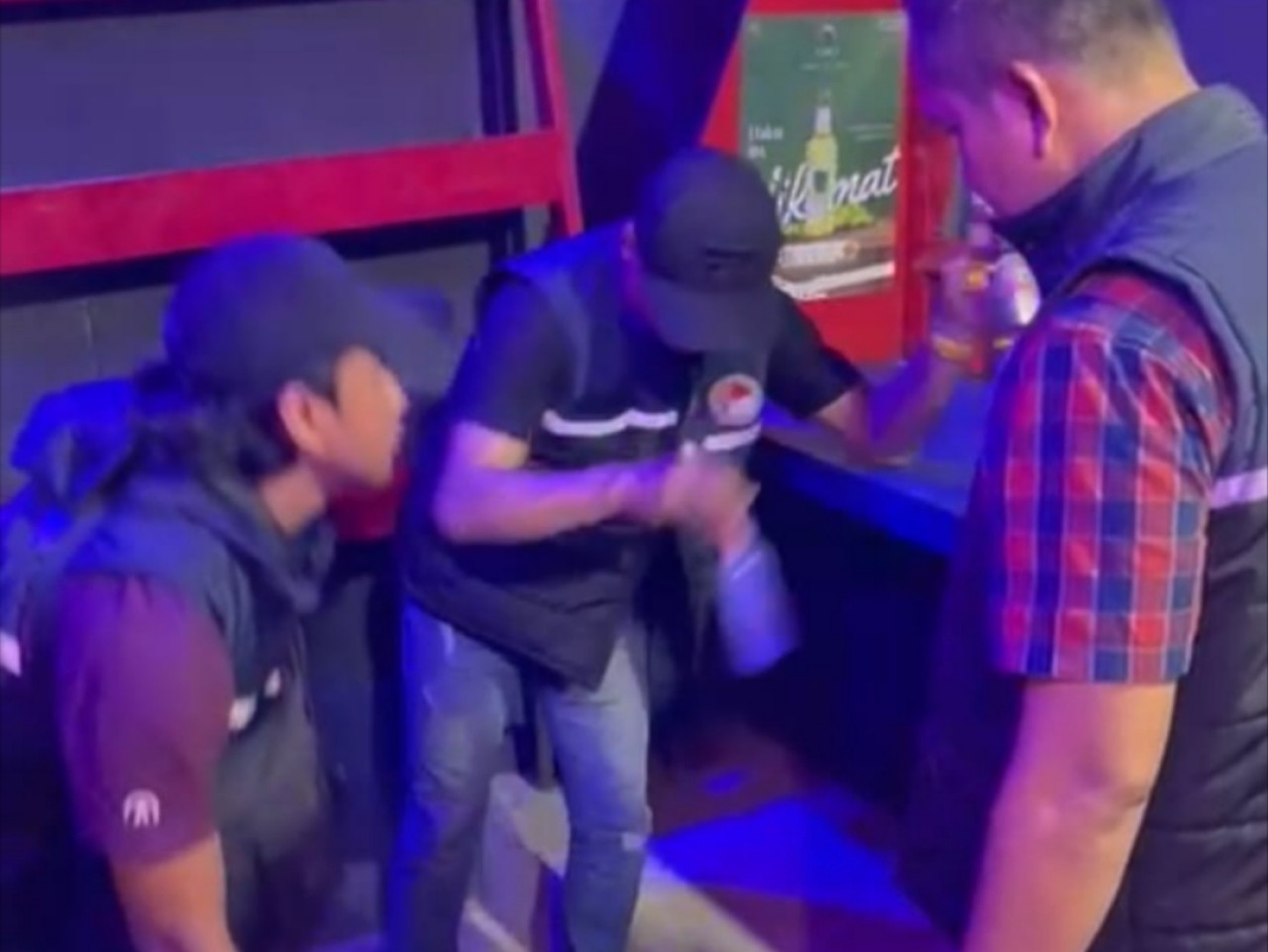 Petugas kepolisian saat mengamankan barang bukti di mini bar di Jalan Raya Ngebo, Gresik. (Foto: Humas Polres Gresik/jatimnow.com)