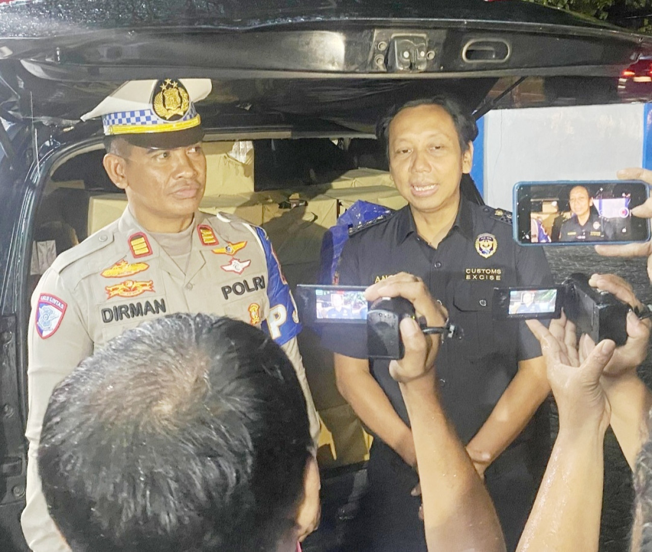 Penangkapan mobil pengangkut rokok ilegal di Jembatan Suramadu. (Foto: Fathor Rahman/jatimnow.com)