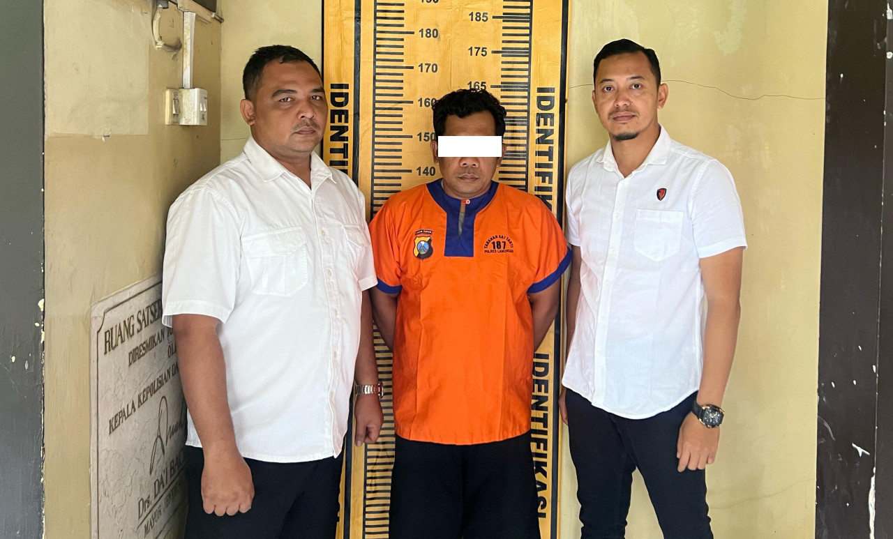 Pelaku pemerasan dan penggelapan saat diamankan polisi. (Foto: Humas Polres Lamongan for jatimnow.com)