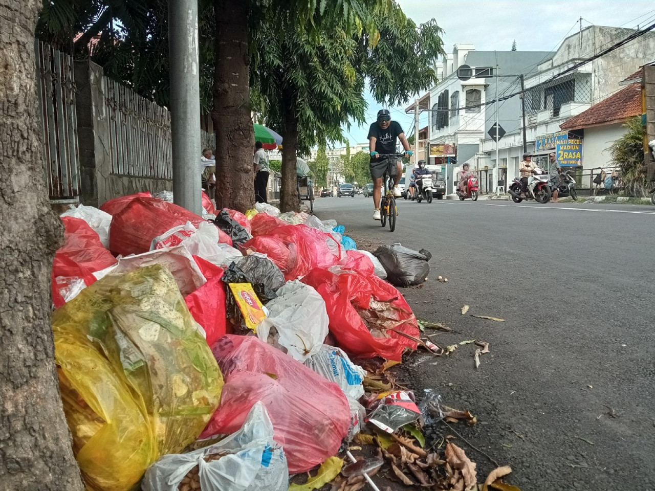 Tumpukan sampah di Jalan Gatot Subroto Jember. (Foto: Sugianto/jatimnow.com)