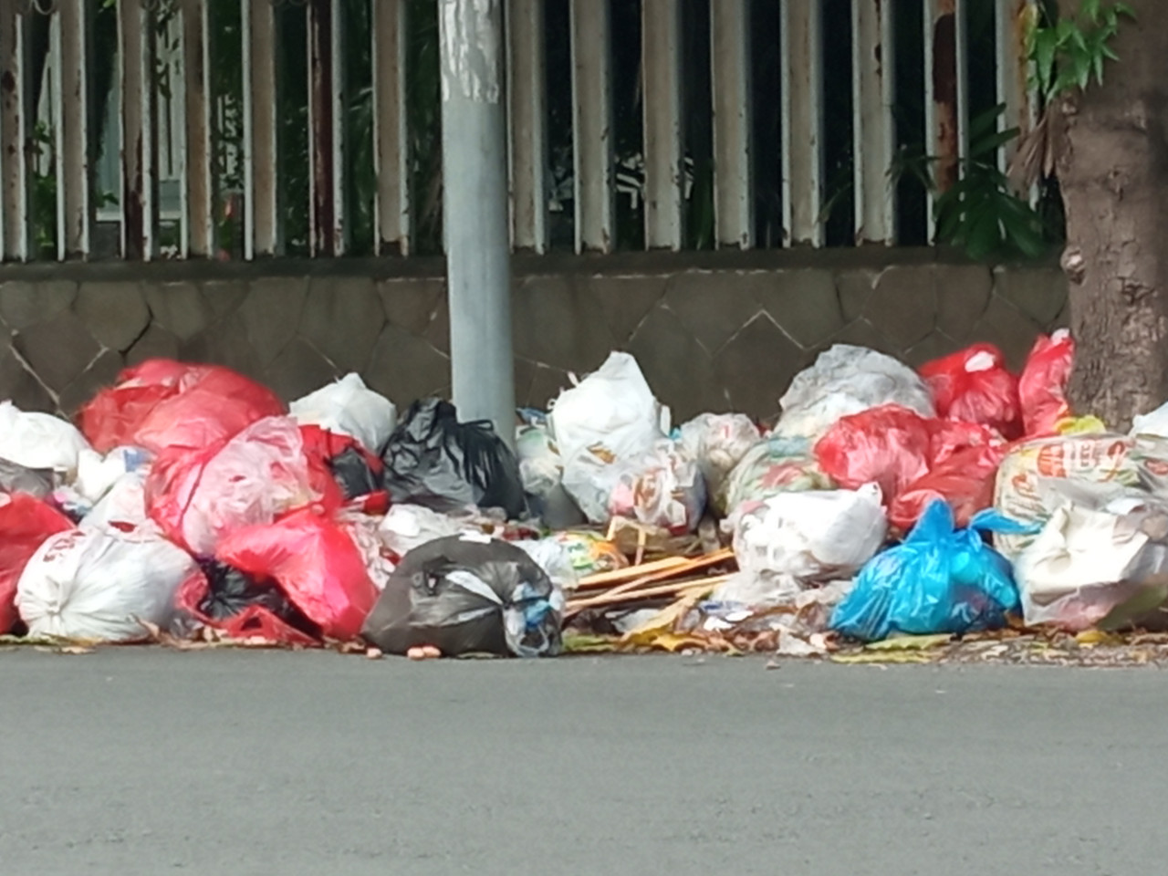 Kondisi tumpukan sampah di Jalan Gatot Subroto Jember. (Foto: Sugianto/jatimnow.com)