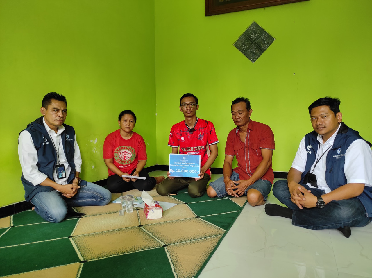 Santunan diberikan pada keluarga korban tenggelam. (Foto: dok. Jasaraharja Putera for jatimnow.com)