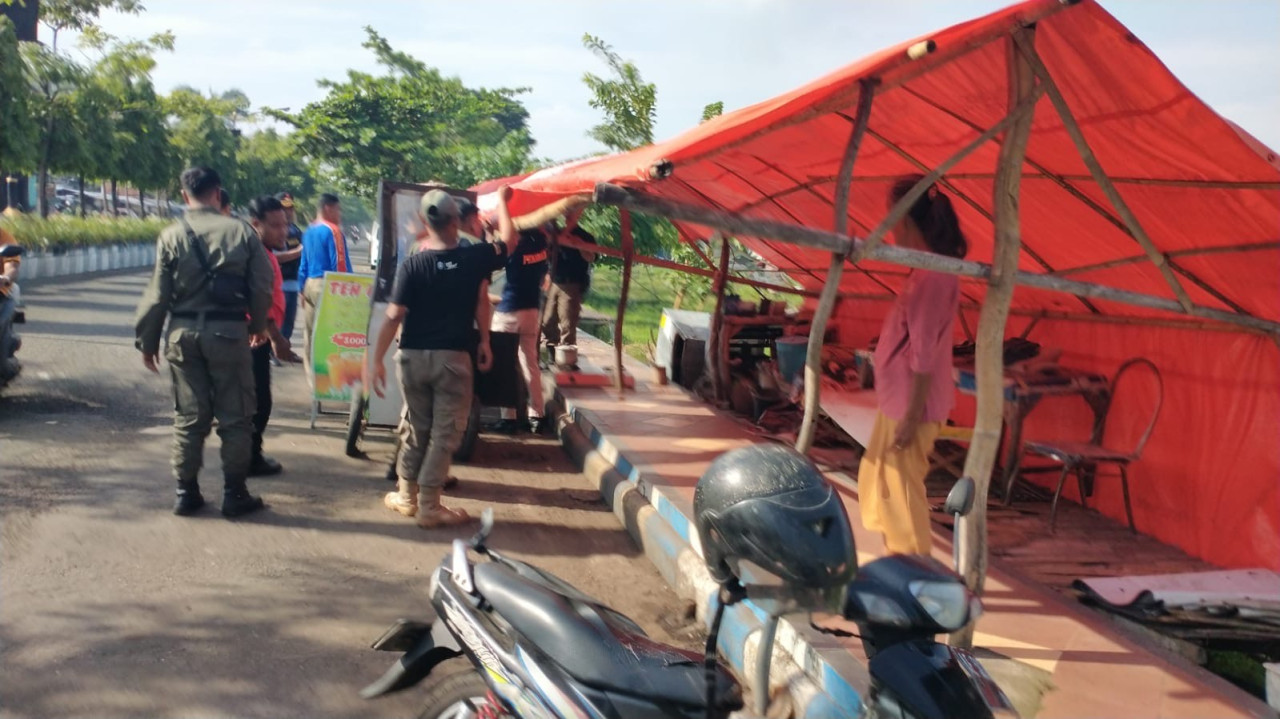 Satpol PP Ponorogo tertibkan PKL bandel di Jalan Suromenggolo. (Foto: Satpol PP/jatimnow.com)