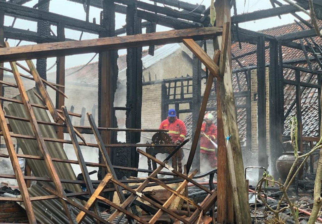 Rumah budaya di Tulungagung ludes dilalap si jago merah. (Foto; Dok. Damkar Tulungagung)