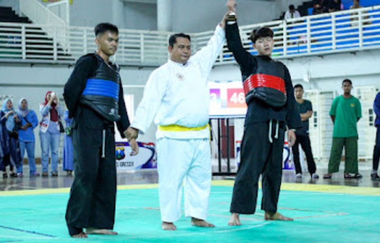 Pertandingan laga di Sirkuit Pencak Silat Gresik II 2025 di Gedung Wahana Ekspresi Poesponegoro (WEP) Gresik. (Foto: Sahlul Fahmi/jatimnow.com)