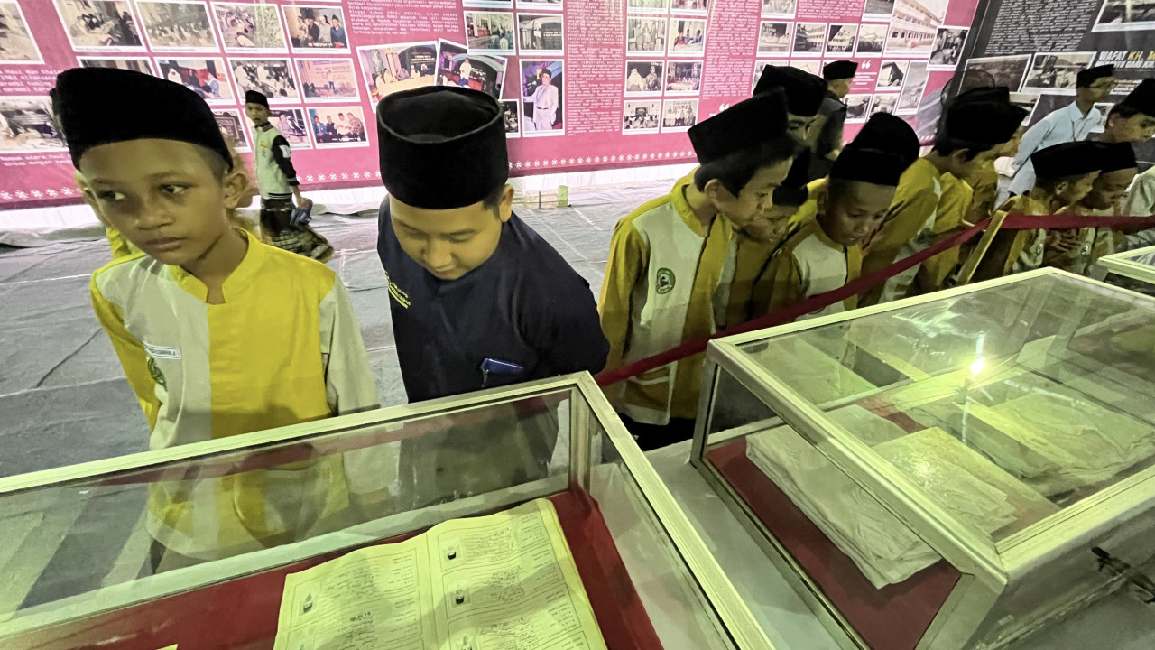 Pengunjung melihat pameran sejarah Lirboyo. (Foto: Ponpes Lirboyo for jatimnow.com)