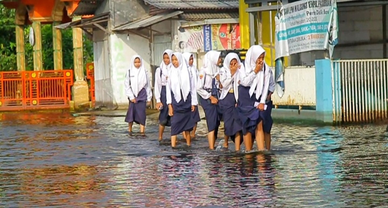 Suasana banjir di Kedungbanteng Tanggulangin Sidoarjo. (Foto: Ahaddiini HM/jatimnow.com).