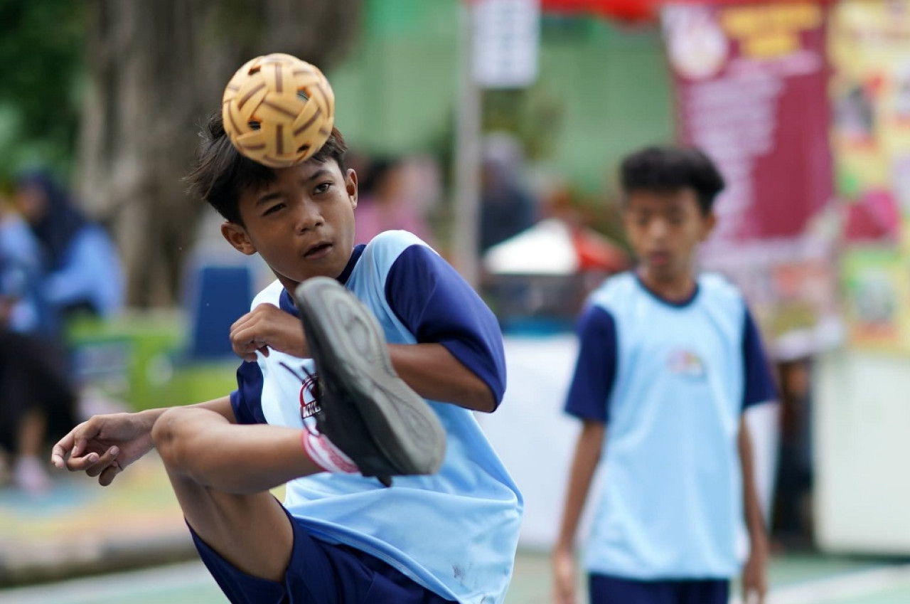 Siswa sedang bermain sepak takraw. (Foto: Madiun Today)
