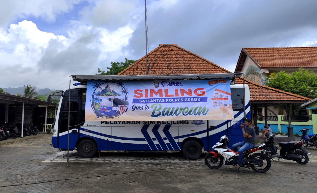 Bus SIM keliling Polres Gresik yang dikirim ke Pulau Bawean memberikan pelayanan prima kepada masyarakat. (Foto: Humas Polres Gresik)