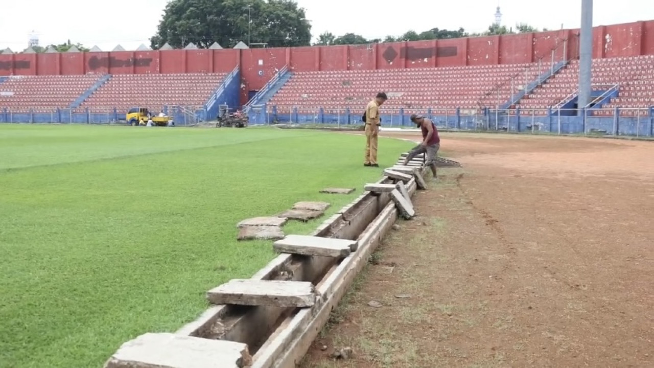 Perbaikan Stadion Brawijaya. (Foto: Yanuar Dedy/jatimnow.com)