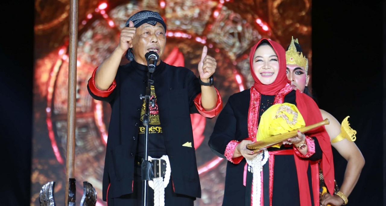 Kang Giri-Bunda Lisdyarita saat penutupan Grebeg Suro beberapa waktu lalu. (Foto: Prokopim Ponorogo)