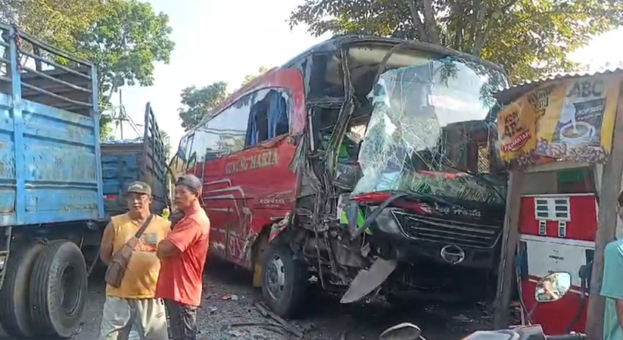 Kondisi truk gandeng tabrakan dengan Bus (Foto: Sugianto/jatimnow.com))