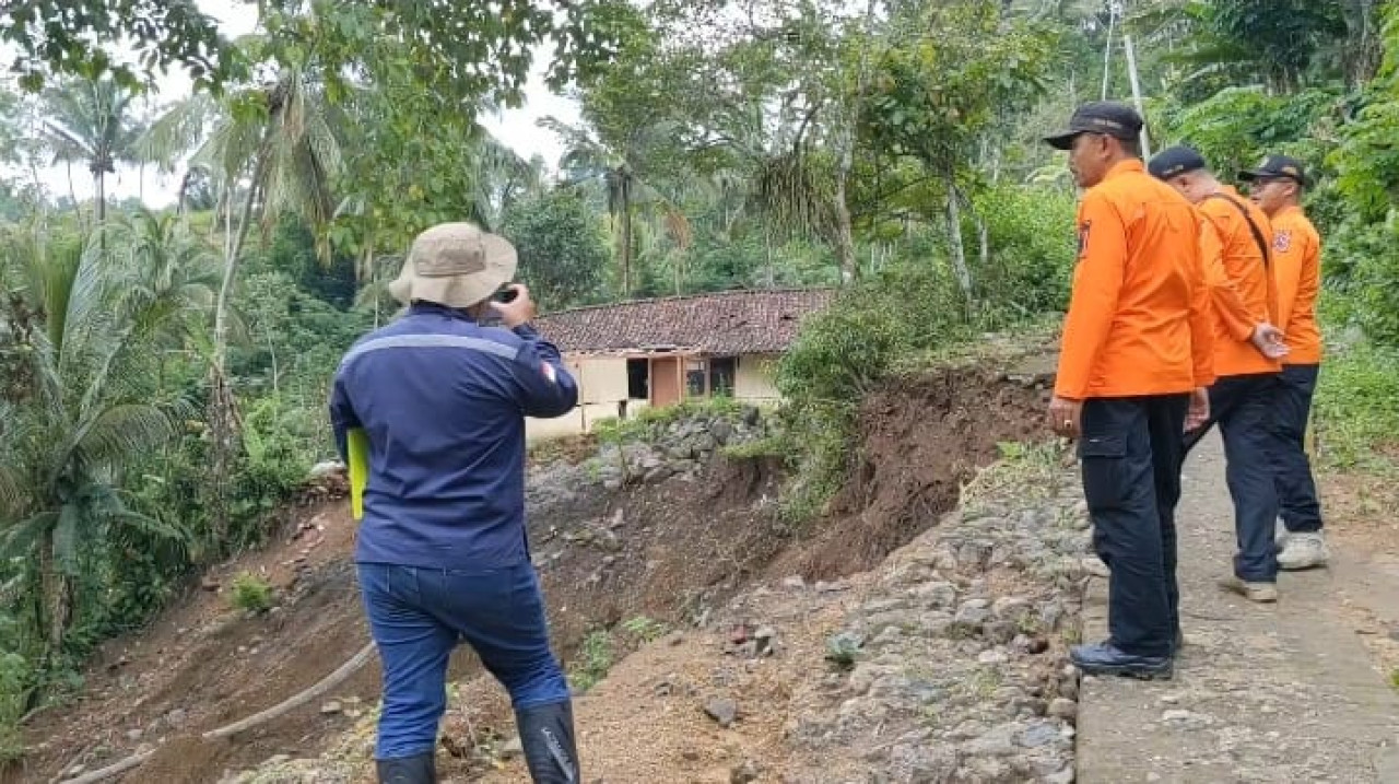 Tim badan geologi saat melakukan penelitian di lokasi bencana tanah gerak. (Foto: Bramanta Pamungkas/jatimnow.com)
