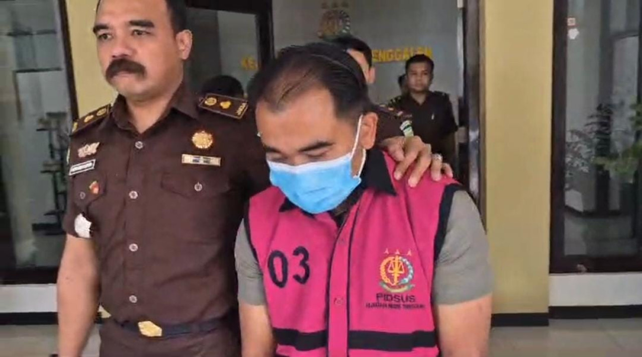 Tersangka dugaan korupsi penyaluran KUR usaha porang di Trenggalek. (Foto: Bramanta Pamungkas/jatimnow.com)