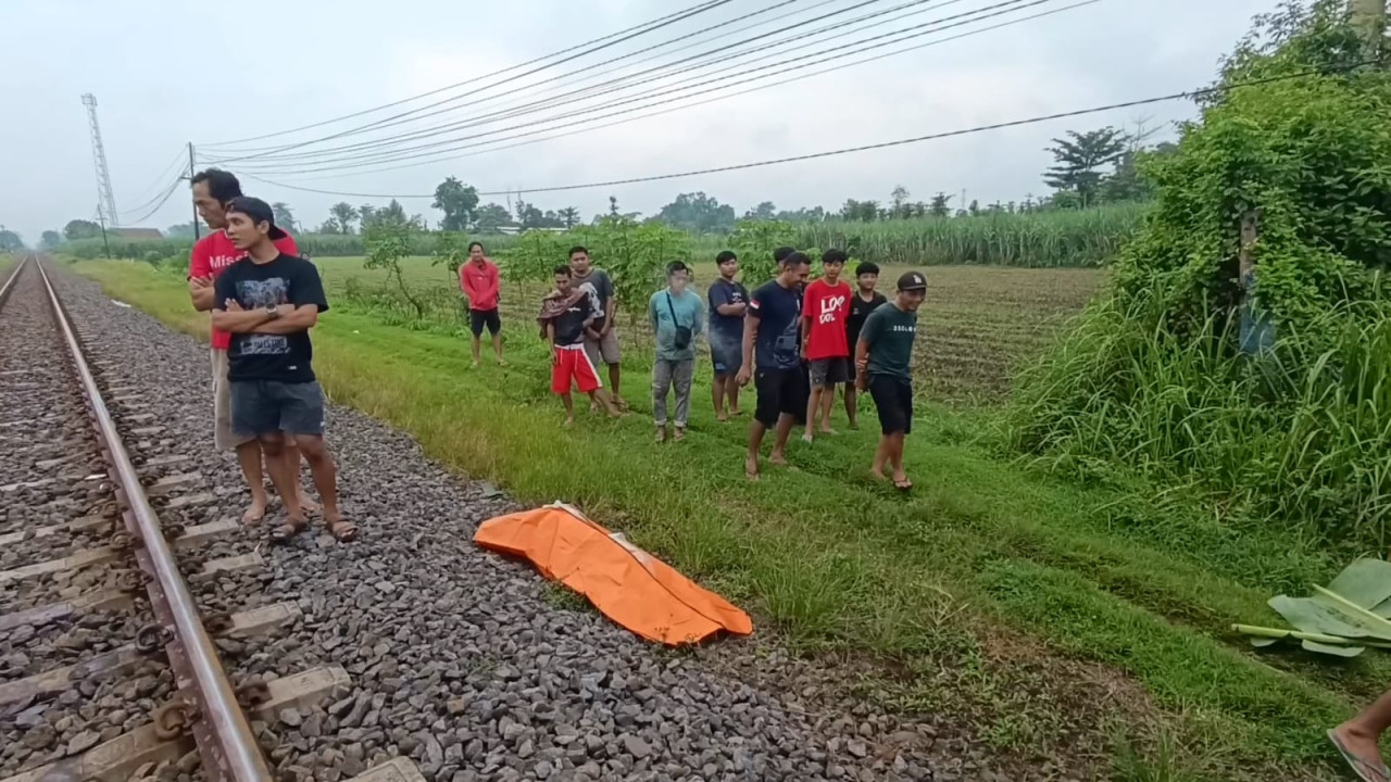 Petugas saat mengevakuasi jenazah korban. (Foto: Bramanta Pamungkas/jatimnow.com)