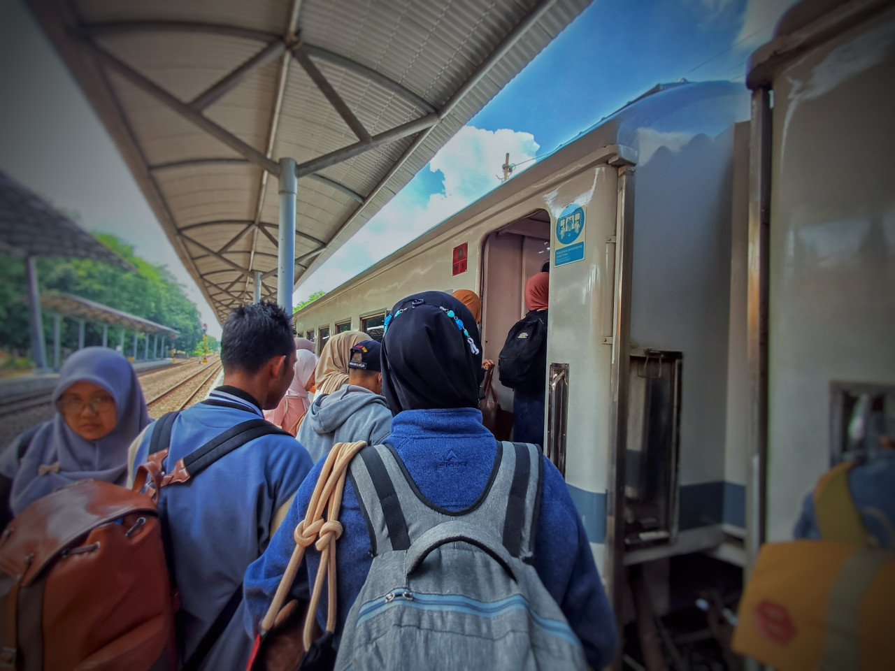 Penumpang di Stasiun Lamongan saat antre menaiki kereta api. (Foto : Adyad Ammy Iffansah/jatimnow.com)