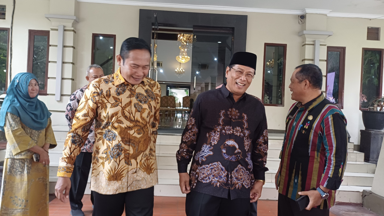 Potret harmonis Bupati Lamongan, Yuhronur Efendi dan Kiai Abdul Rouf usai prosesi pisah pamit Wabup Lamongan. (Foto: Adyad Ammy Iffansah/jatimnow.com)
