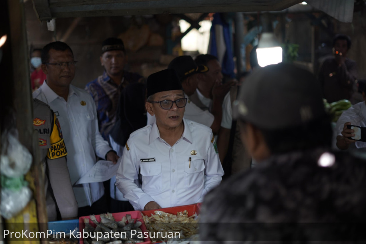Wabup Pasuruan saat melakukan sidak ke pasar tradisional. (Foto: Kominfo Pasuruan for jatimnow.com)