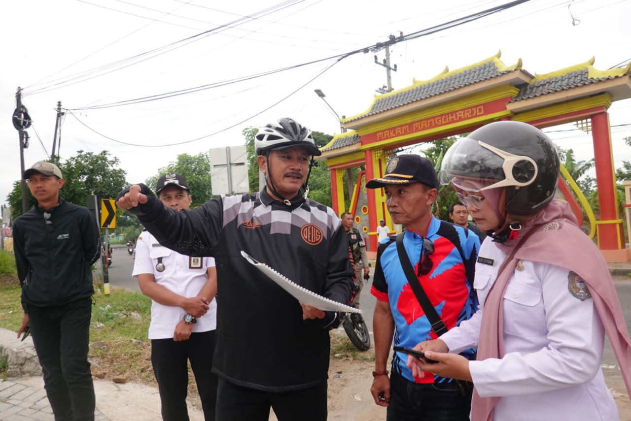 Wali Kota Madiun terpilih Maidi meninjau lokasi yang dilewati bus Heritage Express. (Foto: Madiun Today)