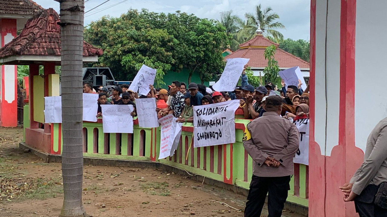 Warga Sanenrejo Jember demo Kantor Desa (Foto: Sugianto/jatimnow.com)