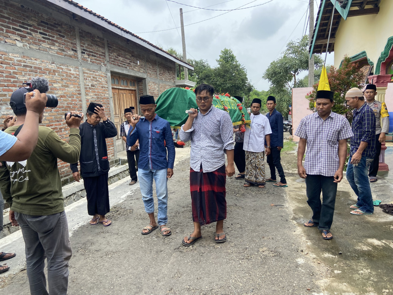 Korban meninggal dunia saat hendak dimakamkan. (Foto: Ahmad Fauzani/jatimnow.com)