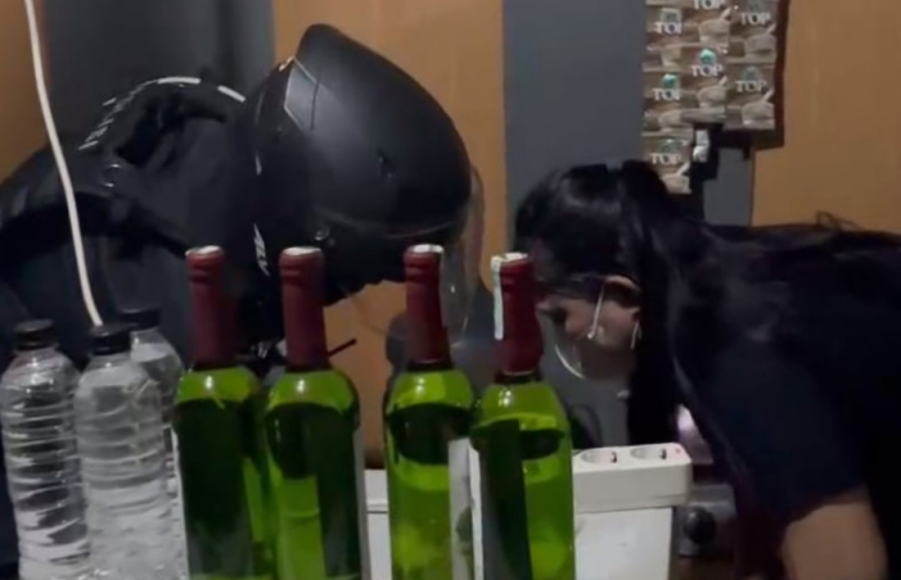 Unit Raimas Sat Samapta Polres Gresik saat menggelar razia di warung karaoke. (Foto: Humas Polres Gresik/jatimnow.com)