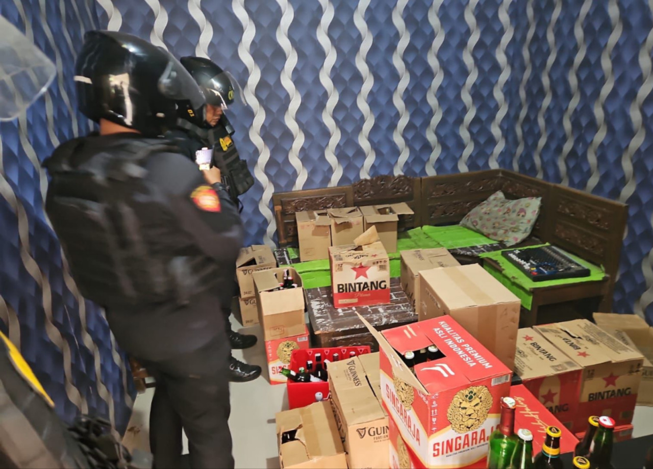 Polres Gresik mengamankan barang bukti miras hasil dari razia di warung-warung di Kecamatan Dukun. (Foto: Humas Polres Gresik for jatimnow.com)