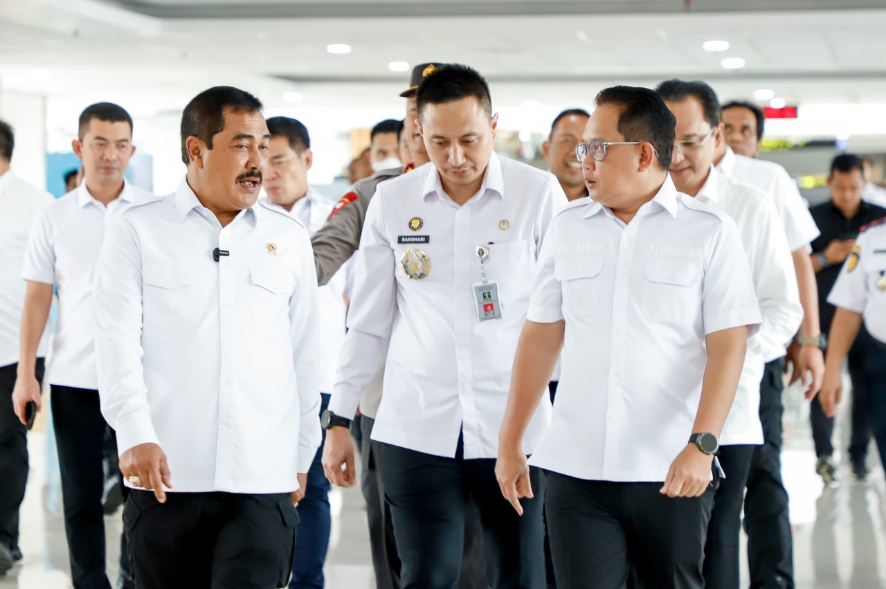 Adhy Karyono bersama menteri imigrasi RI (foto: Humas Pemprov Jatim for jatimnow.com)
