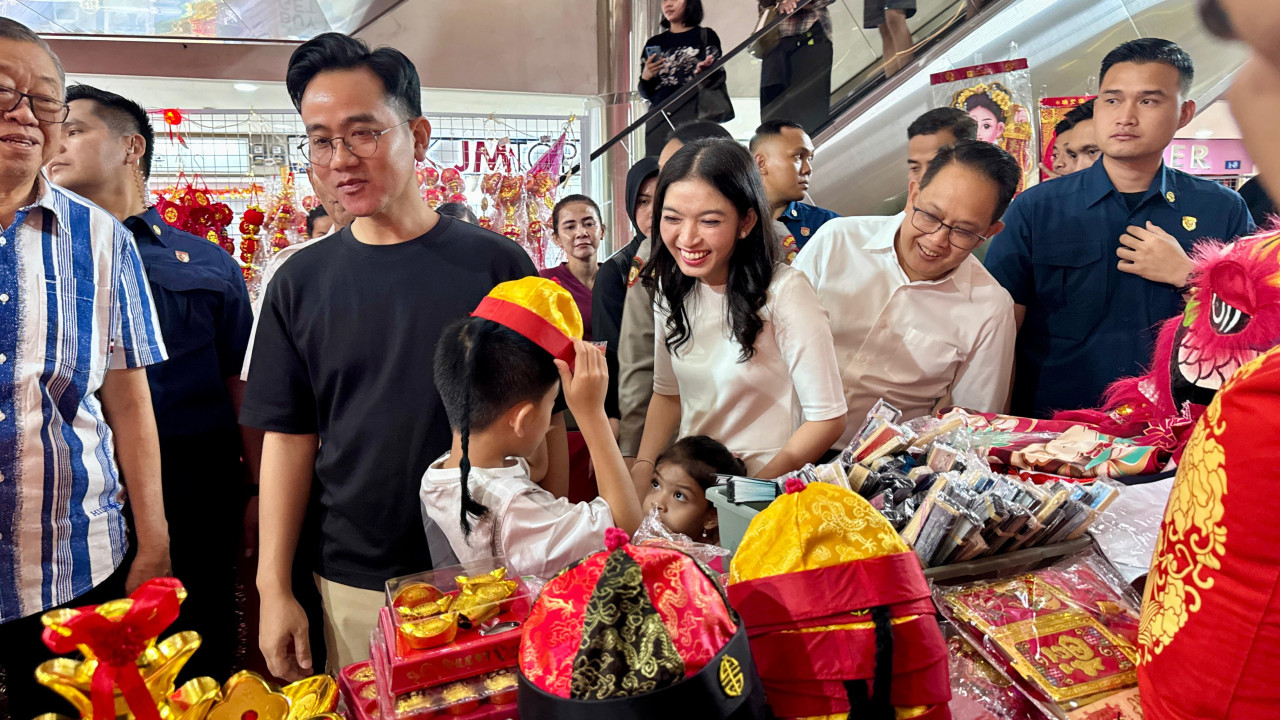 Pj Gubernur Jatim Dampingi Wapres RI Rasakan Kemeriahan Imlek di Pasar Atom