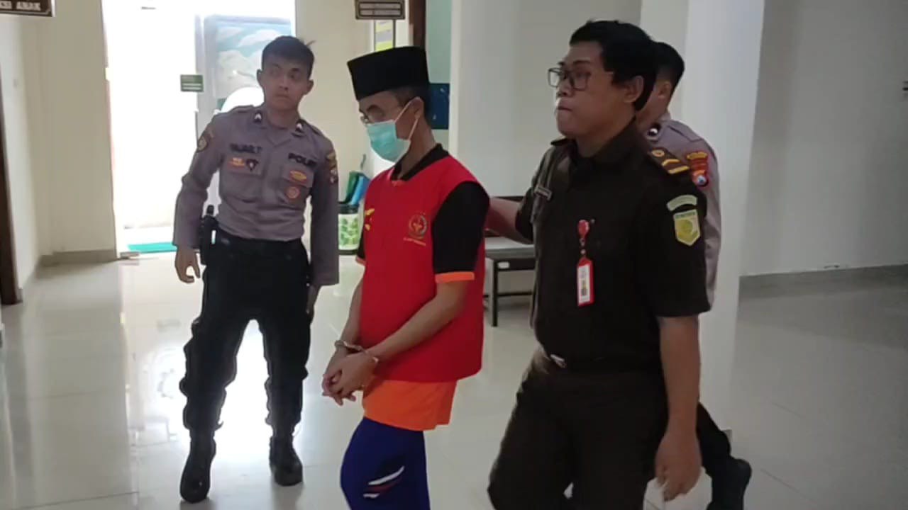 Tersangka Imam Syafi'i, pelaku persetubuhan santriwati saat dibawa ke ruang sidang (foto: Bramanta/jatimnow.com)