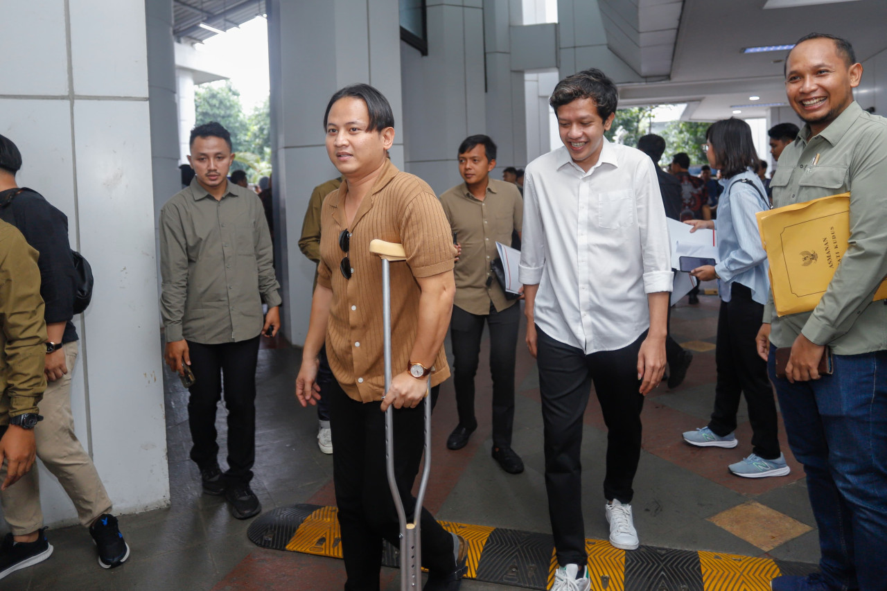Pasangan Mochamad Nur Arifin dan Syah M Natanegara saat mengikuti pemeriksaan kesehatan. (Foto: Dok Prokopim Trenggalek)