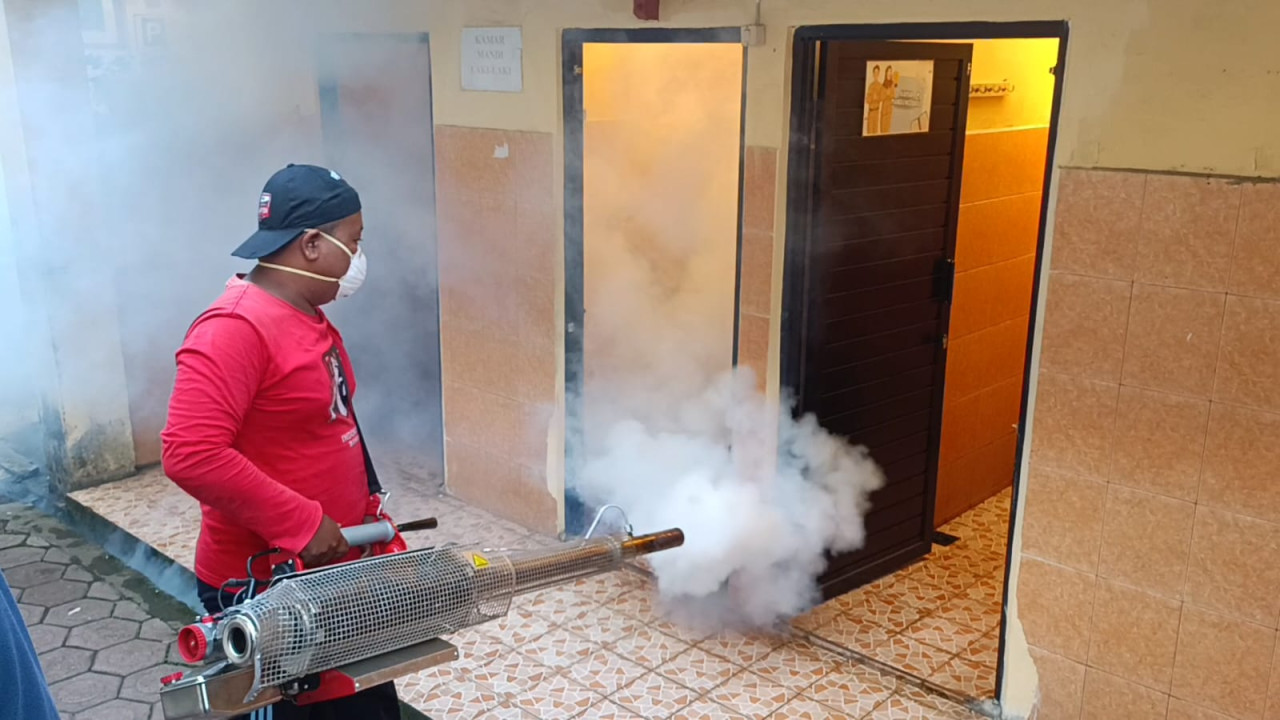 Petugas melakukan fogging. (Foto: Bramanta Pamungkas/jatimnow.com)